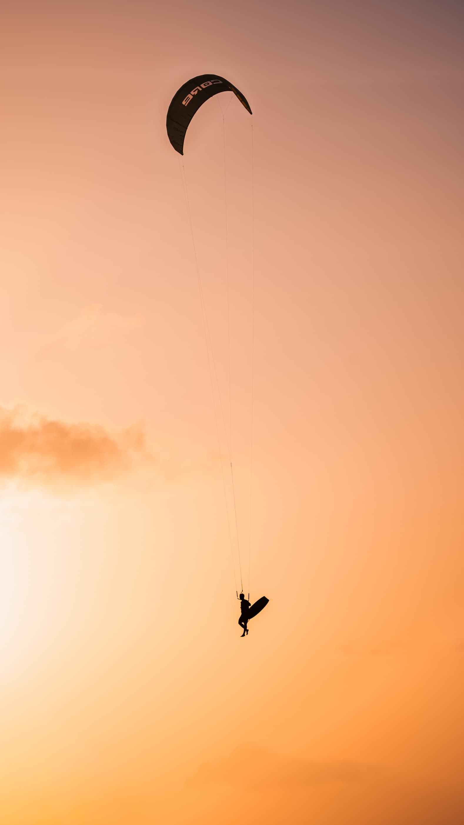 Kitesurfista voando no pôr do sol do Cumbuco